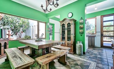 Exclusiva casa familiar de dos pisos con finas terminaciones en un excelente lugar para vivir