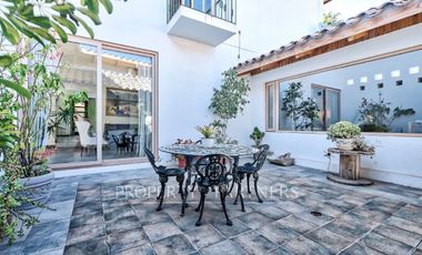 Exclusiva casa familiar de dos pisos con finas terminaciones en un excelente lugar para vivir