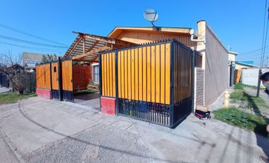 Casa en Esquina con Quincho en Peñaflor