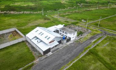 Terreno de 895 m² en venta al norte de Latacunga, ideal para industria, bodega o desarrollo mixto