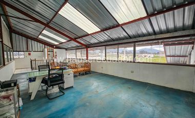 Terreno de 895 m² en venta al norte de Latacunga, ideal para industria, bodega o desarrollo mixto