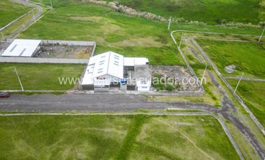 Terreno de 895 m² en venta al norte de Latacunga, ideal para industria, bodega o desarrollo mixto
