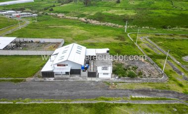 Terreno de 895 m² en venta al norte de Latacunga, ideal para industria, bodega o desarrollo mixto