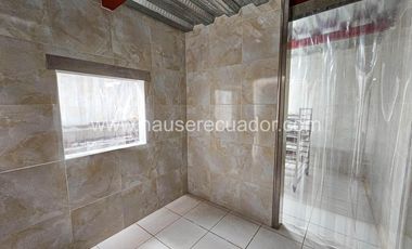 Terreno de 895 m² en venta al norte de Latacunga, ideal para industria, bodega o desarrollo mixto