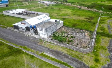 Terreno de 895 m² en venta al norte de Latacunga, ideal para industria, bodega o desarrollo mixto
