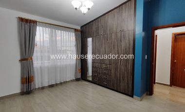 Vive en tranquilidad: Casa en urbanización segura con canchas, BBQ y sala comunal en Sangolquí