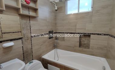 Vive en tranquilidad: Casa en urbanización segura con canchas, BBQ y sala comunal en Sangolquí