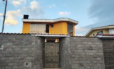 Vive en tranquilidad: Casa en urbanización segura con canchas, BBQ y sala comunal en Sangolquí
