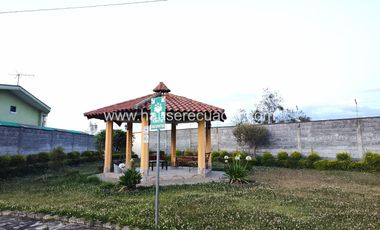 Vive en tranquilidad: Casa en urbanización segura con canchas, BBQ y sala comunal en Sangolquí