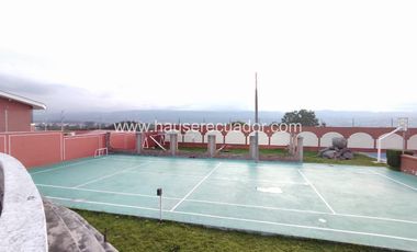 Vive en tranquilidad: Casa en urbanización segura con canchas, BBQ y sala comunal en Sangolquí