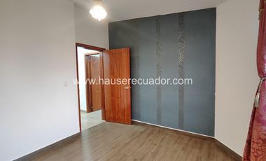 Vive en tranquilidad: Casa en urbanización segura con canchas, BBQ y sala comunal en Sangolquí
