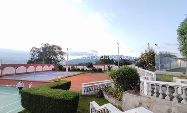 Vive en tranquilidad: Casa en urbanización segura con canchas, BBQ y sala comunal en Sangolquí