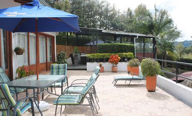 Finca moderna en El Peñol con acceso y vista a la Represa MGE