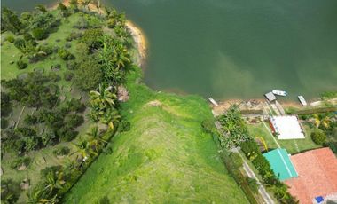 Finca moderna en El Peñol con acceso y vista a la Represa MGE