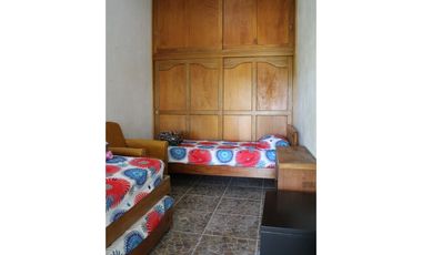 Finca moderna en El Peñol con acceso y vista a la Represa MGE