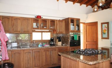 Finca moderna en El Peñol con acceso y vista a la Represa MGE