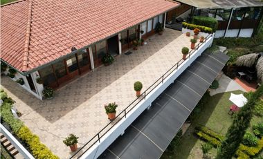 Finca moderna en El Peñol con acceso y vista a la Represa MGE