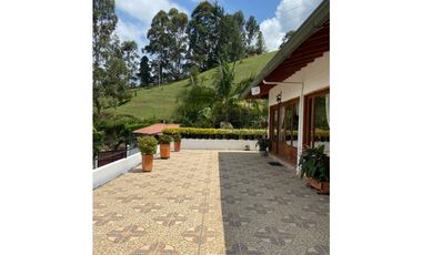 Finca moderna en El Peñol con acceso y vista a la Represa MGE