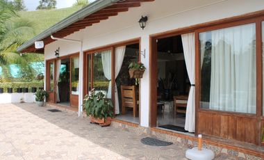 Finca moderna en El Peñol con acceso y vista a la Represa MGE