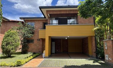 Se vende casa en La Estrella Sector Suramericana z