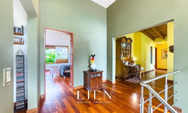 Ideal para familias que buscan amplitud con piscina, amplio jardín y chimeneas