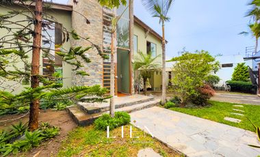 Ideal para familias que buscan amplitud con piscina, amplio jardín y chimeneas