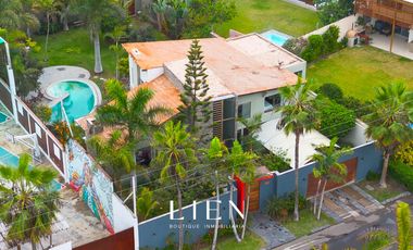 Ideal para familias que buscan amplitud con piscina, amplio jardín y chimeneas