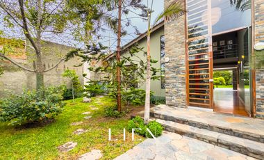 Ideal para familias que buscan amplitud con piscina, amplio jardín y chimeneas