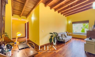 Ideal para familias que buscan amplitud con piscina, amplio jardín y chimeneas