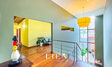 Ideal para familias que buscan amplitud con piscina, amplio jardín y chimeneas