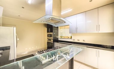 Ideal para familias que buscan amplitud con piscina, amplio jardín y chimeneas