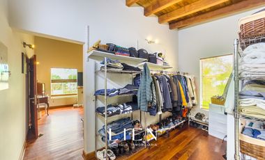 Ideal para familias que buscan amplitud con piscina, amplio jardín y chimeneas