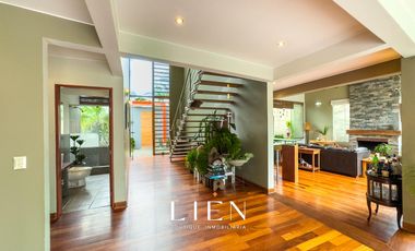 Ideal para familias que buscan amplitud con piscina, amplio jardín y chimeneas