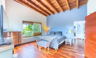 Ideal para familias que buscan amplitud con piscina, amplio jardín y chimeneas