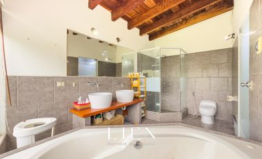 Ideal para familias que buscan amplitud con piscina, amplio jardín y chimeneas