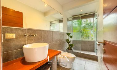 Ideal para familias que buscan amplitud con piscina, amplio jardín y chimeneas