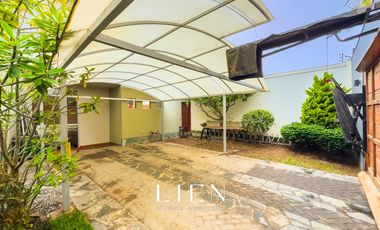 Ideal para familias que buscan amplitud con piscina, amplio jardín y chimeneas