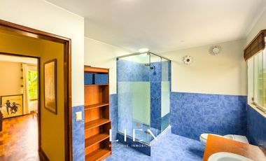 Ideal para familias que buscan amplitud con piscina, amplio jardín y chimeneas