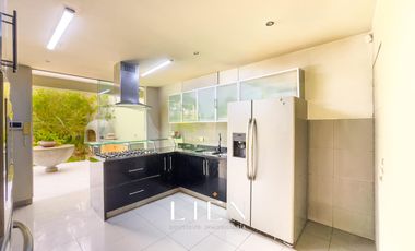 Ideal para familias que buscan amplitud con piscina, amplio jardín y chimeneas