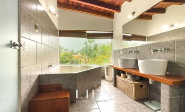 Ideal para familias que buscan amplitud con piscina, amplio jardín y chimeneas