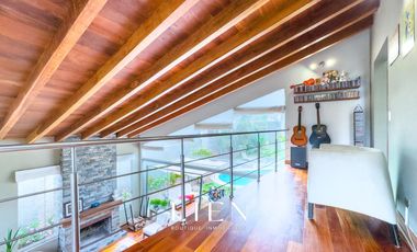 Ideal para familias que buscan amplitud con piscina, amplio jardín y chimeneas