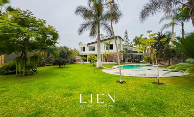 Ideal para familias que buscan amplitud con piscina, amplio jardín y chimeneas