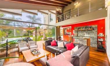 Ideal para familias que buscan amplitud con piscina, amplio jardín y chimeneas