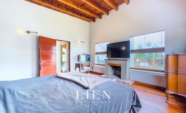 Ideal para familias que buscan amplitud con piscina, amplio jardín y chimeneas