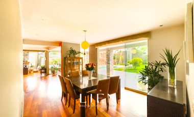 Ideal para familias que buscan amplitud con piscina, amplio jardín y chimeneas