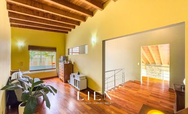 Ideal para familias que buscan amplitud con piscina, amplio jardín y chimeneas