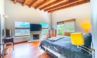 Ideal para familias que buscan amplitud con piscina, amplio jardín y chimeneas