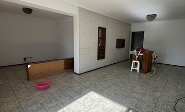 Departamento de 4 ambientes con cochera en