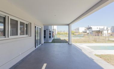 Casa en alquiler en Vila Marina II 5 dormitorios más escritorio. Con Amarra