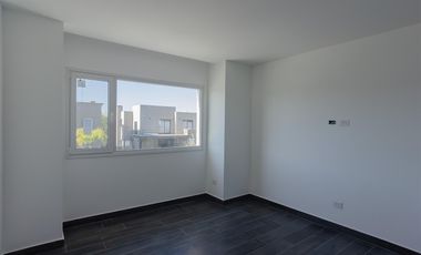 Casa en alquiler en Vila Marina II 5 dormitorios más escritorio. Con Amarra